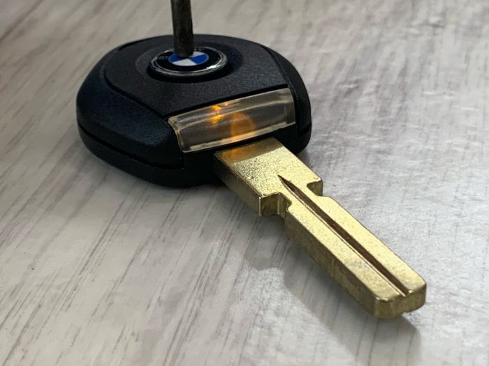 Трехкнопочный ключ BMW (лезвие нового образца HU92)