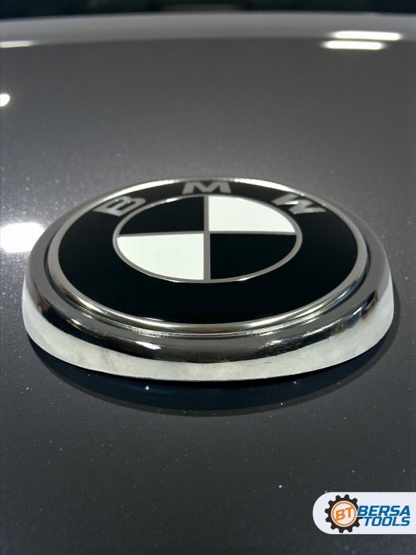 Эмблема багажника BMW X5 Е70 черно-белая (51147157696) 99 мм