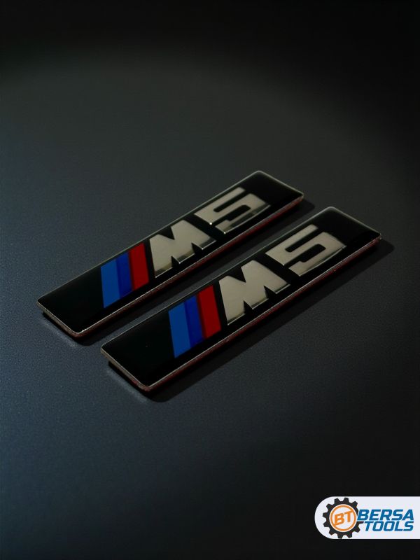 Эмблема M5 на крыло, 6х1.4 см