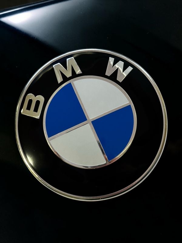 Эмблема BMW 82 мм (51147057794 - 3М скотч, 2 pin) сине-белая