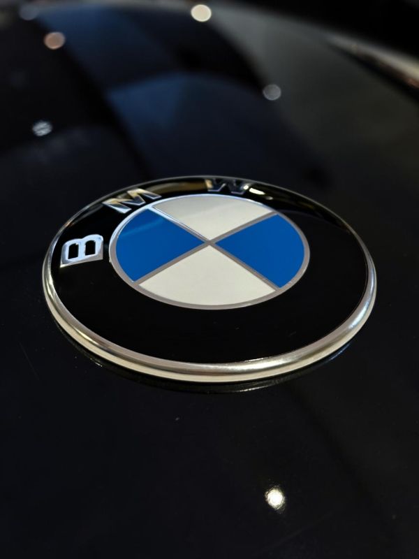 Эмблема BMW 82 мм (51147057794 - 3М скотч, 2 pin) сине-белая