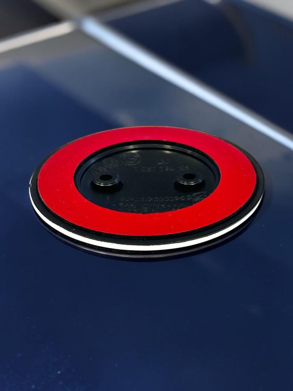 Эмблема BMW 82 мм (51147057794 - 3М скотч, 2 pin) сине-белая