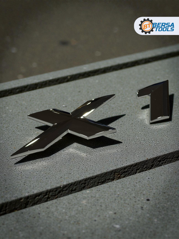 Эмблема пластиковая BMW X1 серебро 15х3 см