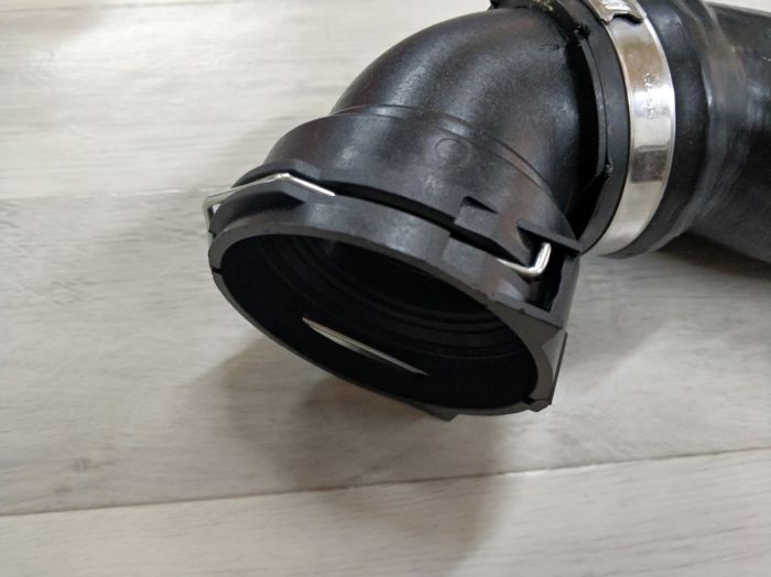 Патрубок трубопровода наддувочного воздуха BMW E90, E91, E92 (11618506078)
