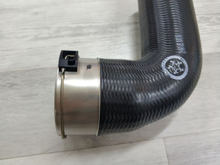 Патрубок трубопровода наддувочного воздуха BMW E60, E61 (11617799401, 11617797697, 11617791664)