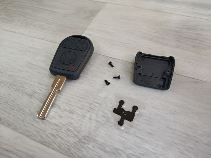 Трехкнопочный ключ с лезвием старого образца (HU58)
