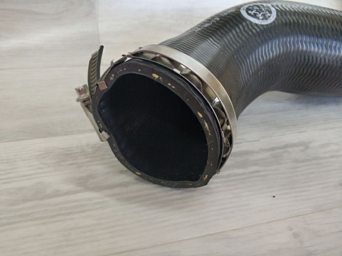 Патрубок трубопровода наддувочного воздуха BMW F30, F31, F35, F20, F21 (13717597588)