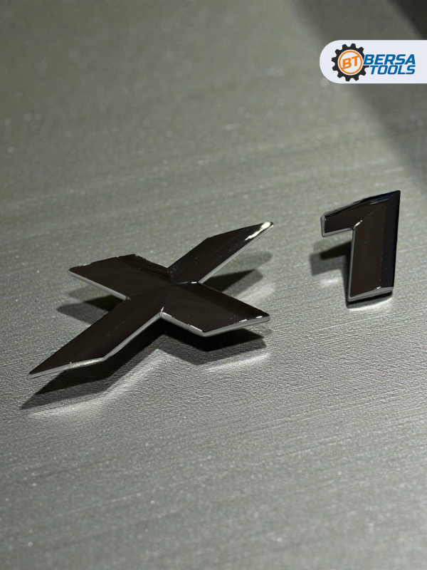 Эмблема пластиковая BMW X1 серебро 15х3 см